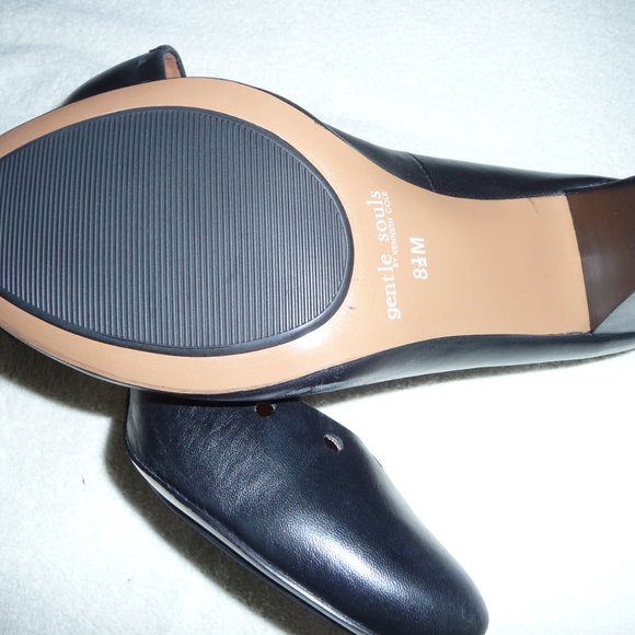 Gentle Souls by Kenneth Cole "Reno" Pumps - Picture 12 of 12